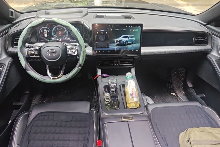 Used GAC Trumpchi GS8 2022 Double-Energy Series 2.0TM Four-Wheel Drive Premium Edition (7 Seats) Center Console