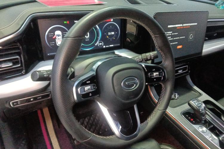 Used GAC Trumpchi GS8 2022 Linghang Series 2.0 TGDI Two-Wheel-Drive Luxury Smart Connectivity Version (7 Seats) Center Console