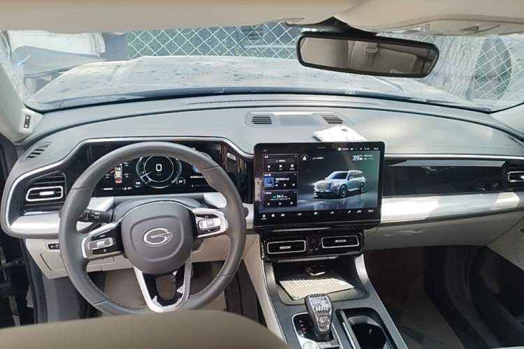 Used GAC Trumpchi GS8 2022 Linghang Series 2.0 TGDI Two-Wheel-Drive Luxury Smart Connectivity Version (7 Seats) Center Console