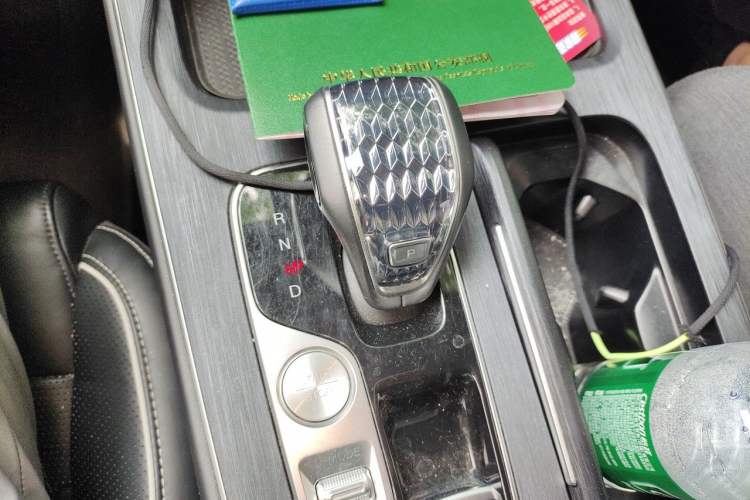 Used GAC Trumpchi GS8 2022 Linghang Series 2.0 TGDI Two-Wheel-Drive Luxury Smart Connectivity Version (7 Seats) Gear Lever