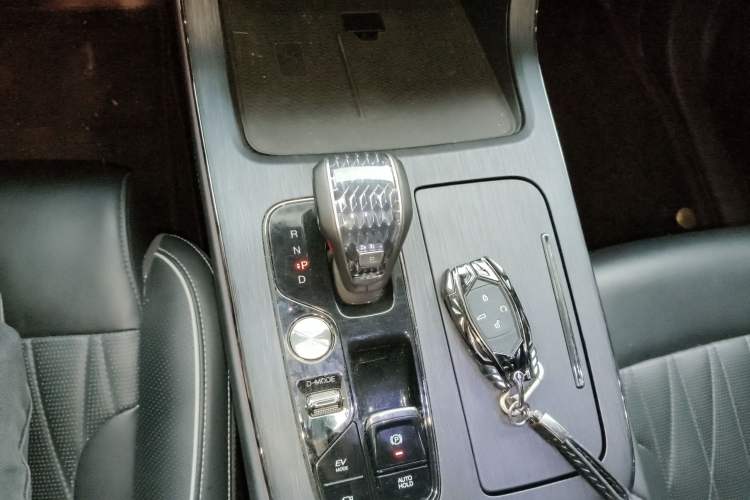 Used GAC Trumpchi GS8 2022 Dual-Engine Series 2.0TM Two-Wheel Drive Prestige Edition (7 Seats) Gear Lever