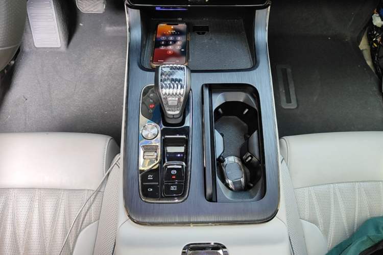 Used GAC Trumpchi GS8 2022 Double-Energy Series 2.0TM Four-Wheel Drive Premium Edition (7 Seats) Gear Lever
