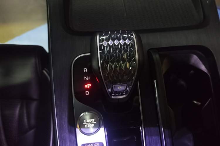 Used GAC Trumpchi GS8 2022 Linghang Series 2.0 TGDI Two-Wheel-Drive Luxury Smart Connectivity Version (7 Seats) Gear Lever