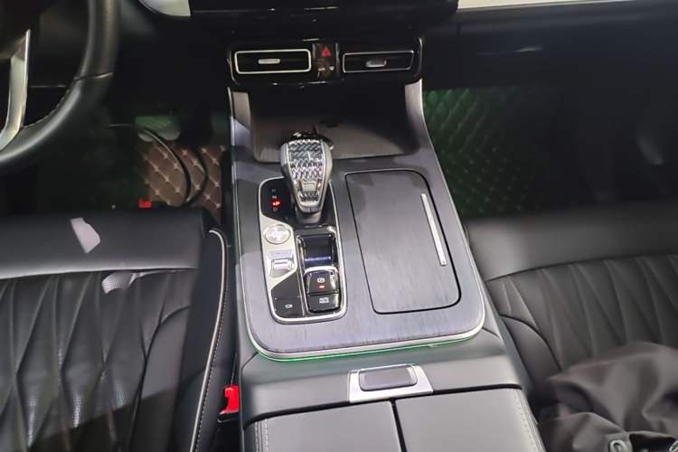 Used GAC Trumpchi GS8 2022 Linghang Series 2.0 TGDI Two-Wheel-Drive Luxury Smart Connectivity Version (7 Seats) Gear Lever
