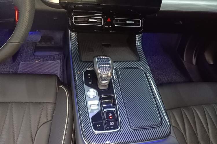 Used GAC Trumpchi GS8 2022 Flagship Series 2.0 TGDI Four-Wheel Drive Luxury Smart Connectivity Version (7 Seats) Gear Lever