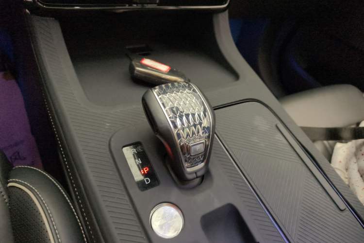 Used GAC Trumpchi GS8 2022 Linghang Series 2.0 TGDI Two-Wheel-Drive Luxury Smart Connectivity Version (7 Seats) Gear Lever