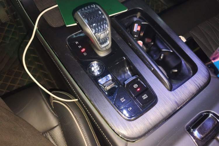 Used GAC Trumpchi GS8 2022 Double-Energy Series 2.0TM Four-Wheel Drive Premium Edition (7 Seats) Gear Lever