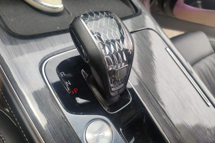 Used GAC Trumpchi GS8 2022 Linghang Series 2.0 TGDI Two-Wheel-Drive Luxury Smart Connectivity Version (7 Seats) Gear Lever