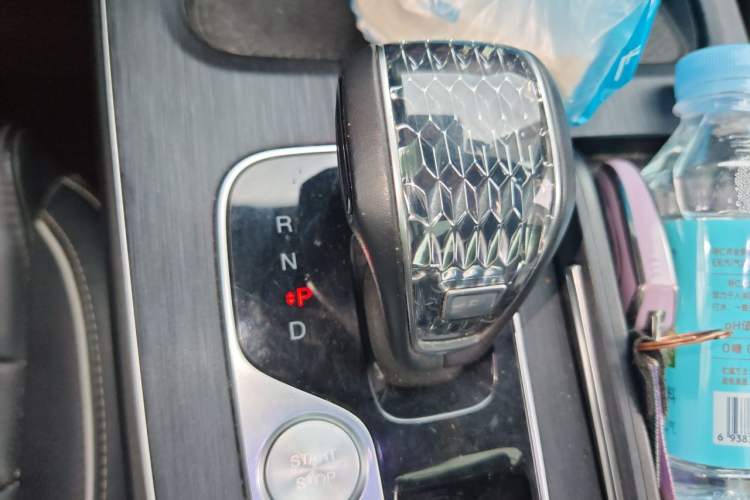 Used GAC Trumpchi GS8 2022 Linghang Series 2.0 TGDI Two-Wheel-Drive Luxury Smart Connectivity Version (7 Seats) Gear Lever