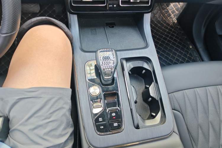 Used GAC Trumpchi GS8 2022 Dual-Engine Series 2.0TM Two-Wheel Drive Prestige Edition (7 Seats) Gear Lever