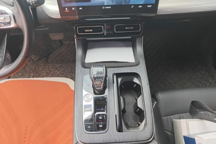 Used GAC Trumpchi GS8 2022 Linghang Series 2.0 TGDI Two-Wheel-Drive Luxury Smart Connectivity Version (7 Seats) Gear Lever