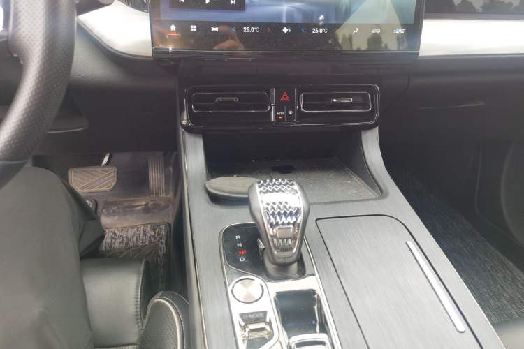 Used GAC Trumpchi GS8 2022 Dual-Engine Series 2.0TM Two-Wheel Drive Prestige Edition (7 Seats) Gear Lever