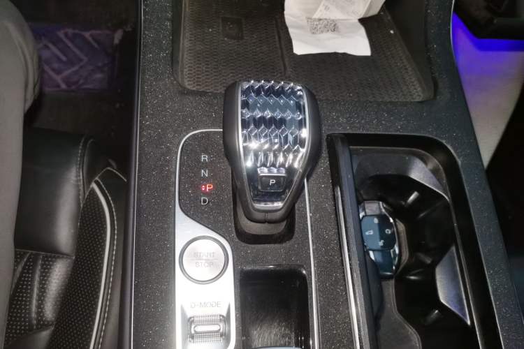 Used GAC Trumpchi GS8 2022 Linghang Series 2.0 TGDI Two-Wheel-Drive Luxury Smart Connectivity Version (7 Seats) Gear Lever