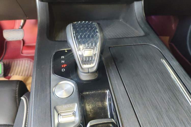 Used GAC Trumpchi GS8 2022 Linghang Series 2.0 TGDI Two-Wheel-Drive Luxury Smart Connectivity Version (7 Seats) Gear Lever