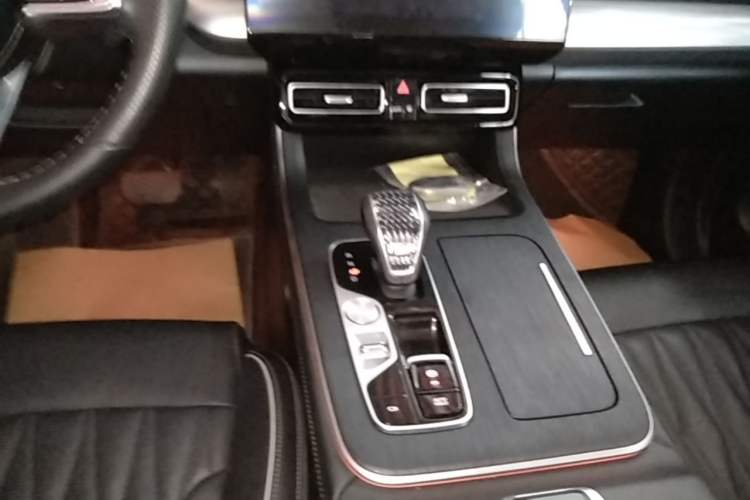 Used GAC Trumpchi GS8 2022 Linghang Series 2.0 TGDI Two-Wheel-Drive Luxury Smart Connectivity Version (7 Seats) Gear Lever