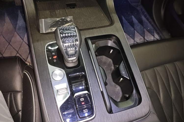 Used GAC Trumpchi GS8 2022 Linghang Series 2.0 TGDI Two-Wheel-Drive Luxury Smart Connectivity Version (7 Seats) Gear Lever