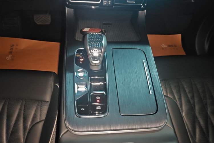 Used GAC Trumpchi GS8 2022 Linghang Series 2.0 TGDI Two-Wheel-Drive Luxury Smart Connectivity Version (7 Seats) Gear Lever