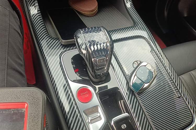 Used GAC Trumpchi GS8 2022 Linghang Series 2.0 TGDI Two-Wheel-Drive Luxury Smart Connectivity Version (7 Seats) Gear Lever
