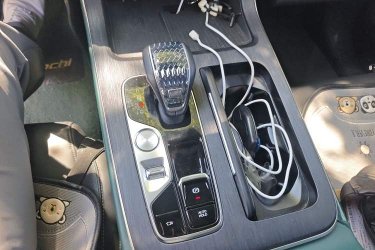Used GAC Trumpchi GS8 2022 Linghang Series 2.0 TGDI Two-Wheel-Drive Luxury Smart Connectivity Version (7 Seats) Gear Lever