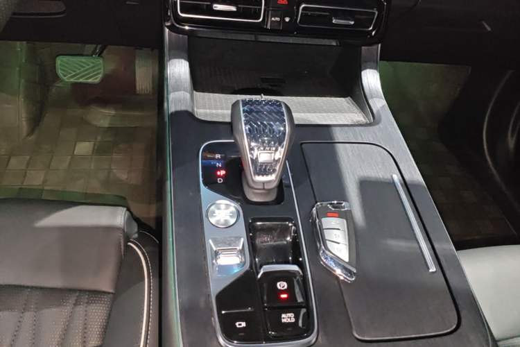 Used GAC Trumpchi GS8 2022 Flagship Series 2.0 TGDI Four-Wheel Drive Luxury Smart Connectivity Version (7 Seats) Gear Lever