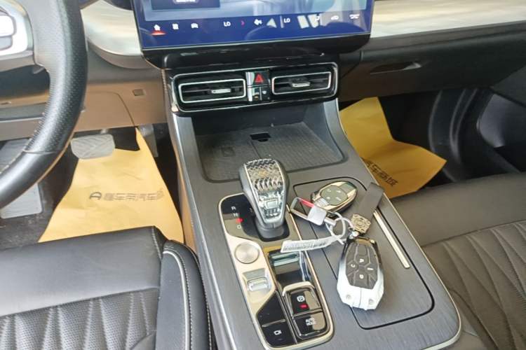 Used GAC Trumpchi GS8 2022 Linghang Series 2.0 TGDI Two-Wheel-Drive Luxury Smart Connectivity Version (7 Seats) Gear Lever