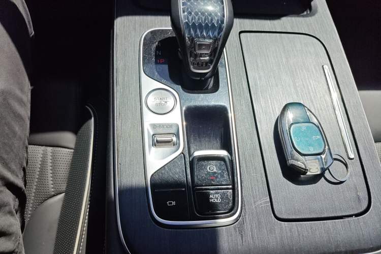 Used GAC Trumpchi GS8 2022 Linghang Series 2.0 TGDI Two-Wheel-Drive Luxury Smart Connectivity Version (7 Seats) Gear Lever