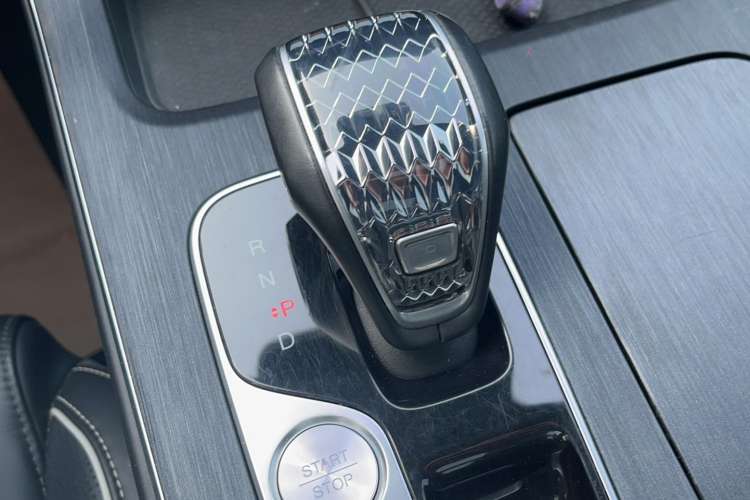 Used GAC Trumpchi GS8 2022 Linghang Series 2.0 TGDI Two-Wheel-Drive Luxury Smart Connectivity Version (7 Seats) Gear Lever