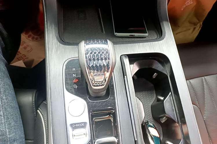 Used GAC Trumpchi GS8 2022 Linghang Series 2.0 TGDI Two-Wheel-Drive Luxury Smart Connectivity Version (7 Seats) Gear Lever