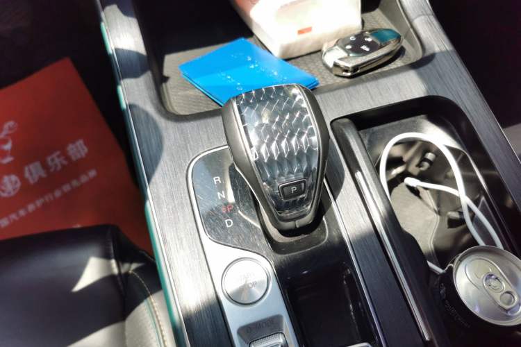 Used GAC Trumpchi GS8 2022 Linghang Series 2.0 TGDI Two-Wheel-Drive Luxury Smart Connectivity Version (7 Seats) Gear Lever