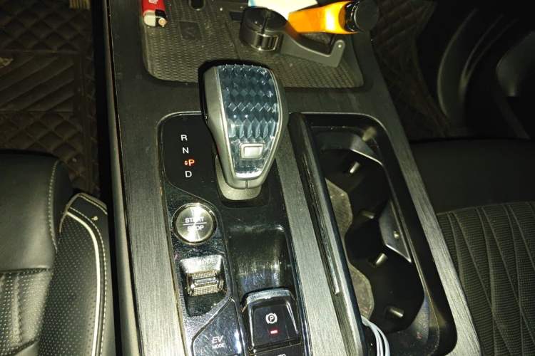 Used GAC Trumpchi GS8 2022 Dual-Engine Series 2.0TM Two-Wheel Drive Prestige Edition (7 Seats) Gear Lever