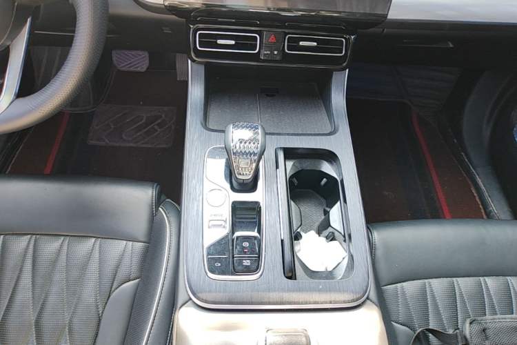 Used GAC Trumpchi GS8 2022 Linghang Series 2.0 TGDI Two-Wheel-Drive Luxury Smart Connectivity Version (7 Seats) Gear Lever