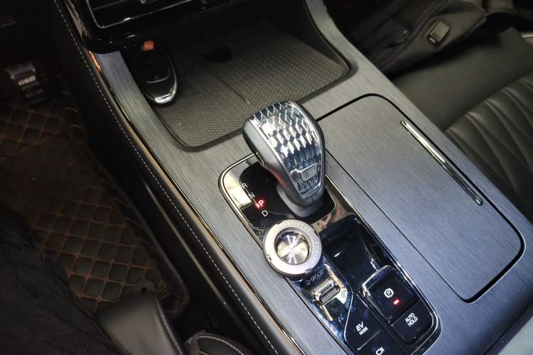 Used GAC Trumpchi GS8 2022 Dual-Engine Series 2.0TM Two-Wheel Drive Prestige Edition (7 Seats) Gear Lever