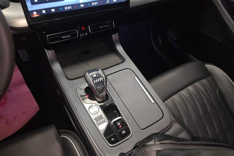 Used GAC Trumpchi GS8 2022 Linghang Series 2.0 TGDI Two-Wheel-Drive Luxury Smart Connectivity Version (7 Seats) Gear Lever