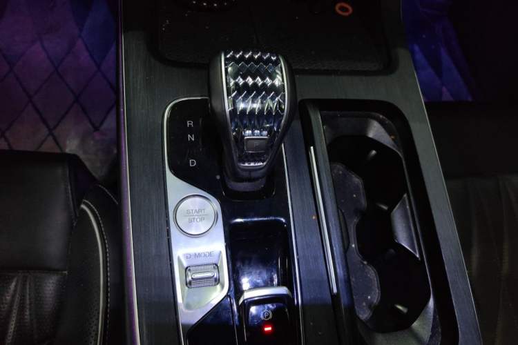 Used GAC Trumpchi GS8 2022 Linghang Series 2.0 TGDI Two-Wheel-Drive Luxury Smart Connectivity Version (7 Seats) Gear Lever