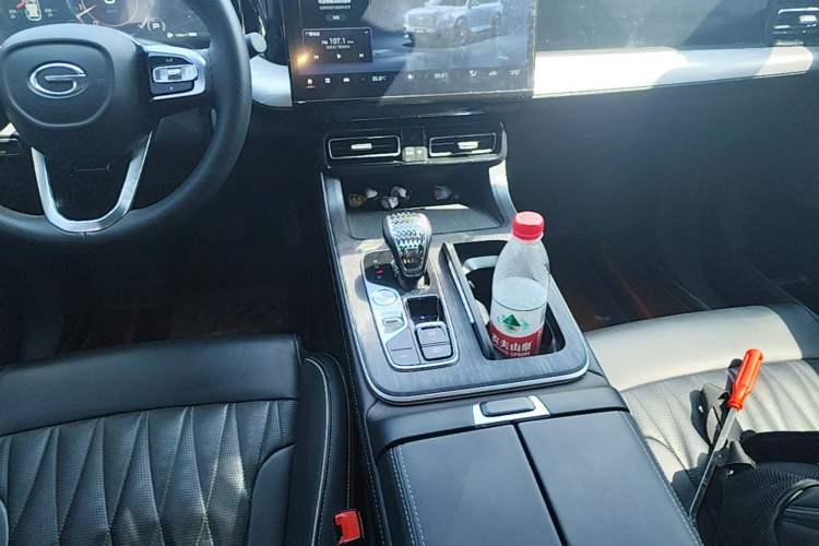 Used GAC Trumpchi GS8 2022 Linghang Series 2.0 TGDI Two-Wheel-Drive Luxury Smart Connectivity Version (7 Seats) Gear Lever