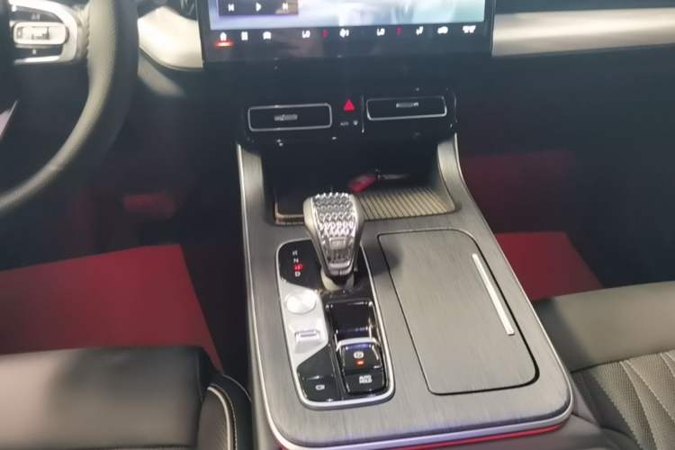 Used GAC Trumpchi GS8 2022 Linghang Series 2.0 TGDI Two-Wheel-Drive Luxury Smart Connectivity Version (7 Seats) Gear Lever