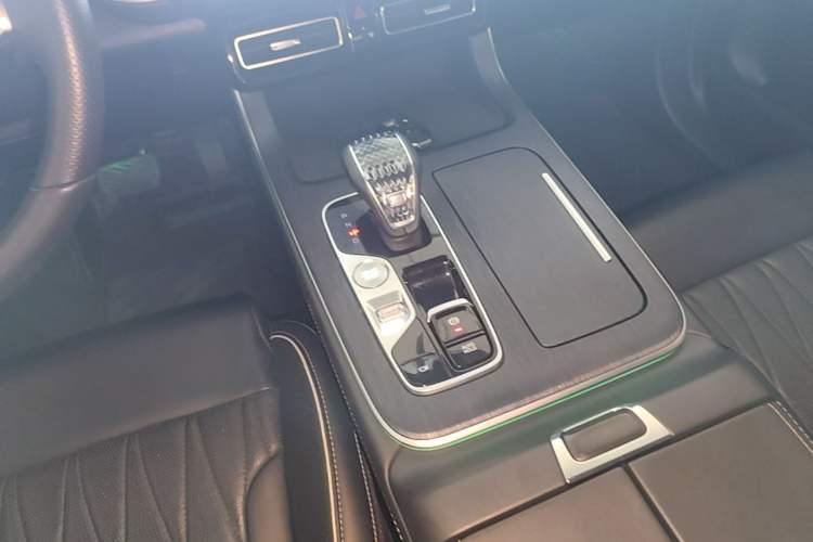 Used GAC Trumpchi GS8 2022 Linghang Series 2.0 TGDI Two-Wheel-Drive Luxury Smart Connectivity Version (7 Seats) Gear Lever