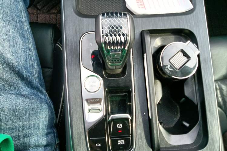 Used GAC Trumpchi GS8 2022 Linghang Series 2.0 TGDI Two-Wheel-Drive Luxury Smart Connectivity Version (7 Seats) Gear Lever
