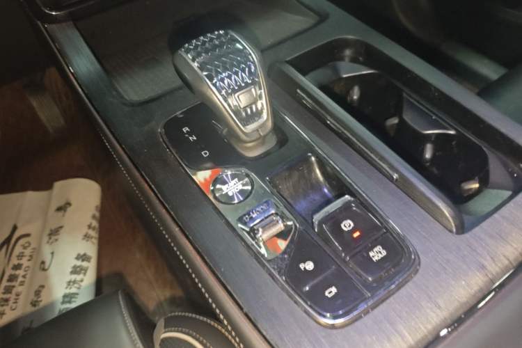 Used GAC Trumpchi GS8 2022 Flagship Series 2.0 TGDI All-Wheel-Drive Supreme Edition (6-seater) Gear Lever