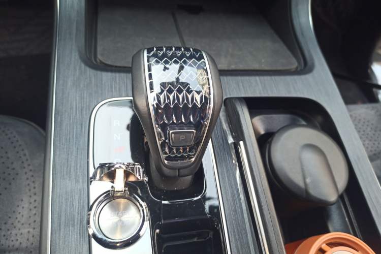 Used GAC Trumpchi GS8 2022 LINGHANG Series 2.0 TGDI Two-Wheel-Drive Luxury Edition (7 Seats) Gear Lever