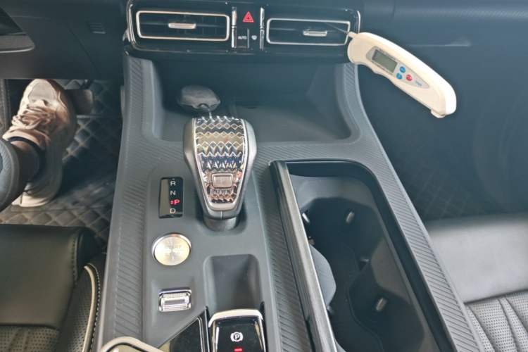 Used GAC Trumpchi GS8 2022 Linghang Series 2.0 TGDI Two-Wheel-Drive Luxury Smart Connectivity Version (7 Seats) Gear Lever