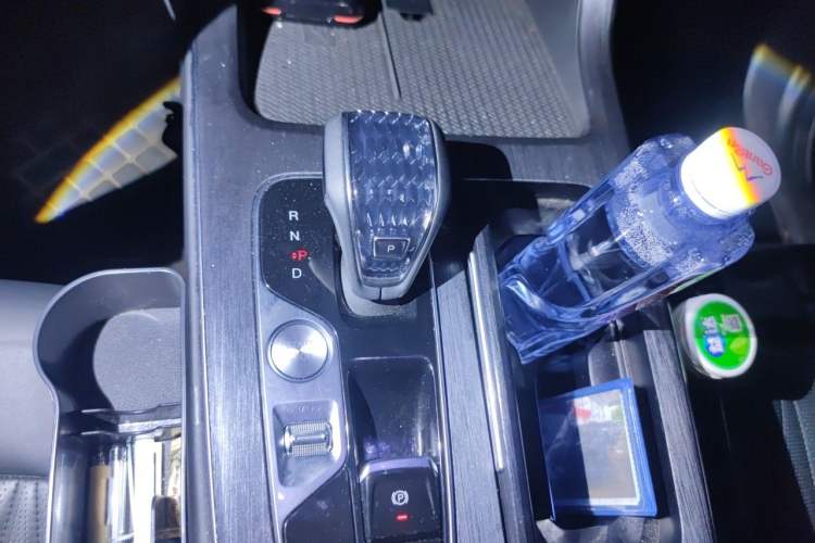 Used GAC Trumpchi GS8 2022 Linghang Series 2.0 TGDI Two-Wheel-Drive Luxury Smart Connectivity Version (7 Seats) Gear Lever