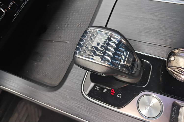 Used GAC Trumpchi GS8 2022 Linghang Series 2.0 TGDI Two-Wheel-Drive Luxury Smart Connectivity Version (7 Seats) Gear Lever