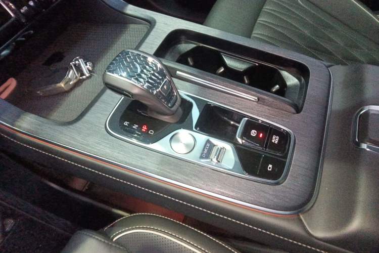 Used GAC Trumpchi GS8 2022 Linghang Series 2.0 TGDI Two-Wheel-Drive Luxury Smart Connectivity Version (7 Seats) Gear Lever