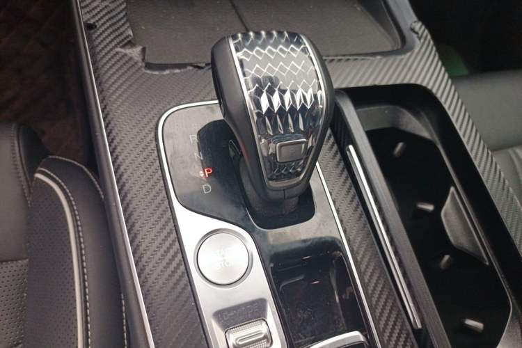 Used GAC Trumpchi GS8 2022 Linghang Series 2.0 TGDI Two-Wheel-Drive Luxury Smart Connectivity Version (7 Seats) Gear Lever