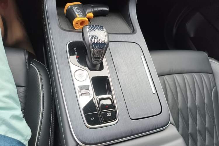 Used GAC Trumpchi GS8 2022 Linghang Series 2.0 TGDI Two-Wheel-Drive Luxury Smart Connectivity Version (7 Seats) Gear Lever