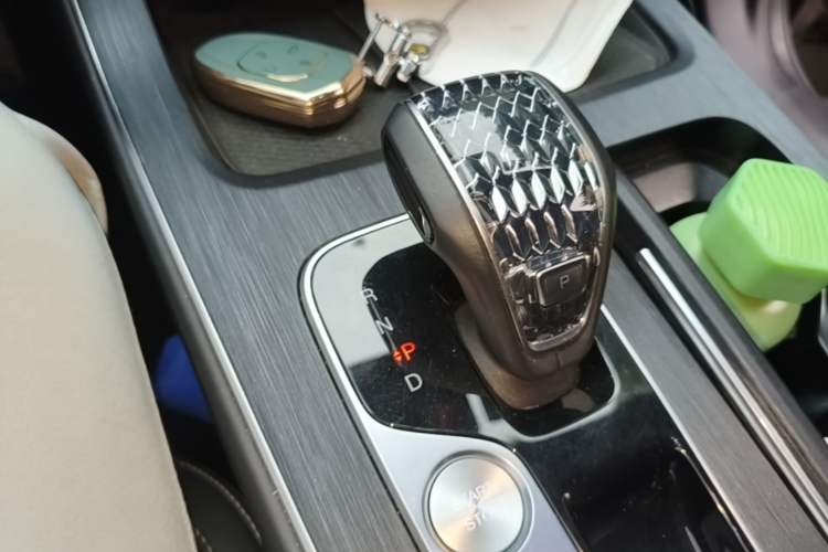 Used GAC Trumpchi GS8 2022 Linghang Series 2.0 TGDI Two-Wheel-Drive Luxury Smart Connectivity Version (7 Seats) Gear Lever