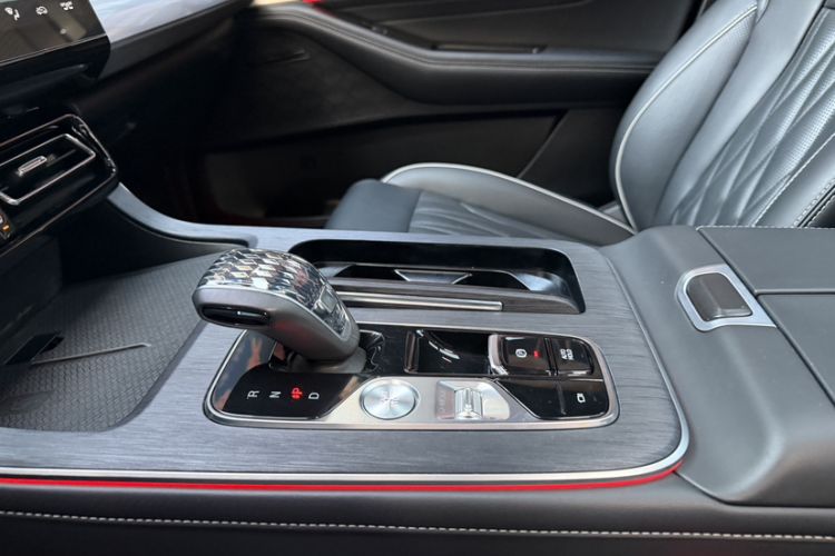Used GAC Trumpchi GS8 2022 Linghang Series 2.0 TGDI Two-Wheel-Drive Luxury Smart Connectivity Version (7 Seats) Gear Lever