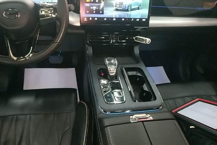 Used GAC Trumpchi GS8 2022 Dual-Engine Series 2.0TM Two-Wheel Drive Prestige Edition (7 Seats) Gear Lever