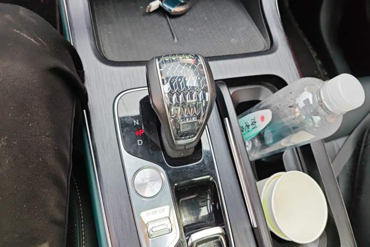 Used GAC Trumpchi GS8 2022 Linghang Series 2.0 TGDI Two-Wheel Drive Luxury Smart Connectivity Version (6 Seats) Gear Lever